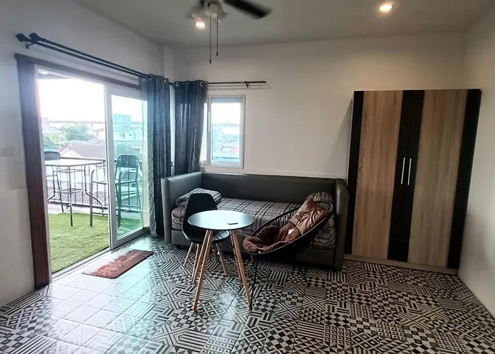 홈스테이 Merit Courtyard Suvarnabhumi House *