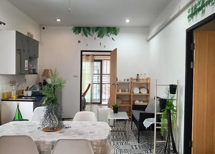 홈스테이 Merit Courtyard Suvarnabhumi House *