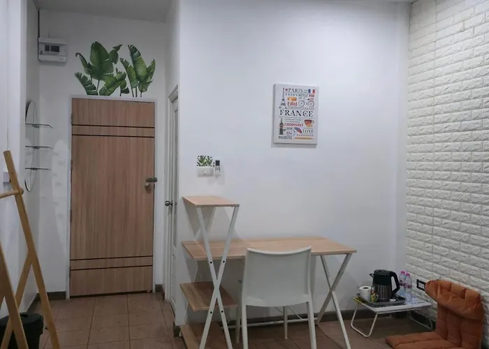홈스테이 Merit Courtyard Suvarnabhumi House *